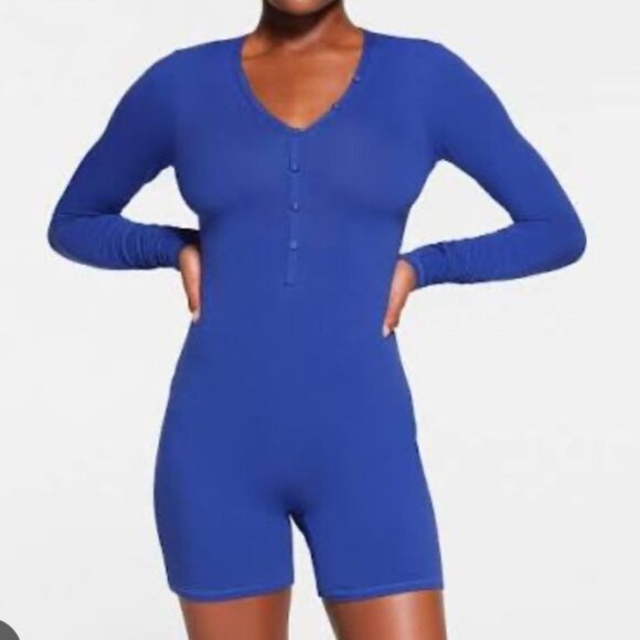 SKIMS Henley Longsleeve Onesie Henley onsie in Sapphire Blue - Picture 2 of 2